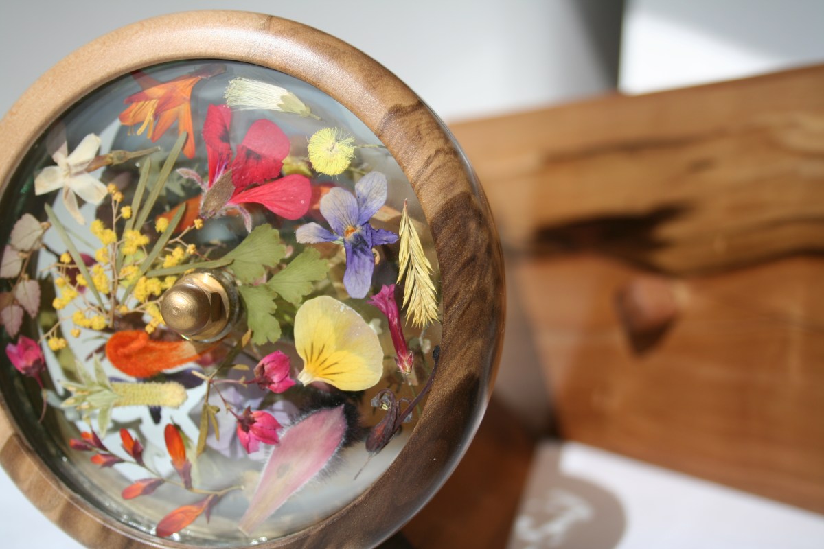 The flowerscope has beautiful pressed flowers in two glass discs that can be turned any direction